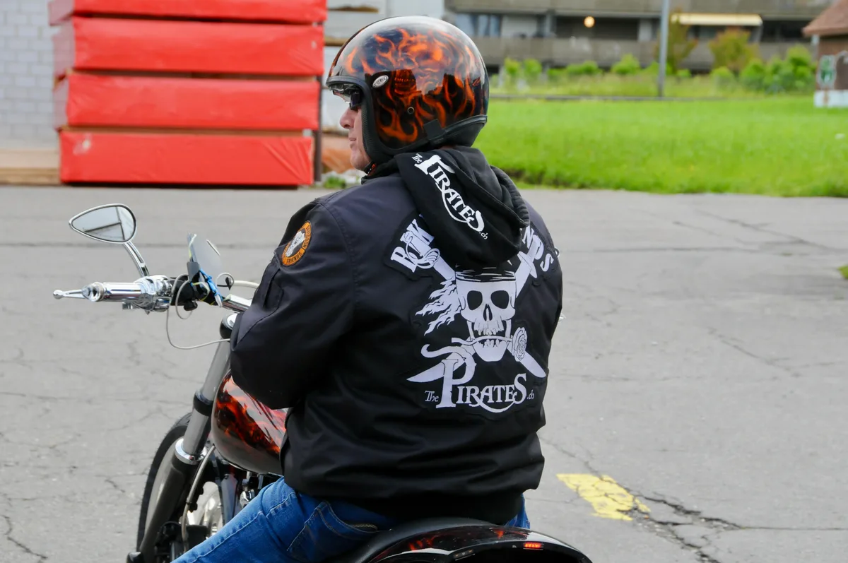 Helm und Fahrzeug Ton in Ton. Knapp 170 Personen nehmen dieses Jahr am traditionellen Ramp Ride teil.